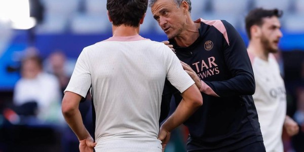 5-0！巴黎欧冠问鼎，恩里克“脱”颖而出！与柔道巨兽熊抱，致敬国米，燃爆慕尼黑！