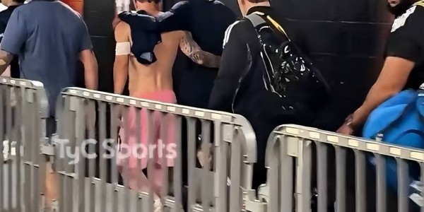 0-4！梅西和U40队友被打花！温馨一幕：梅西和对手搂着背离开球场