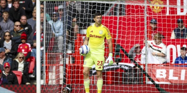 安东尼梅开三度投恩师？！勒沃库森携巨款入场，曼联瞄准世界杯冠军门神！