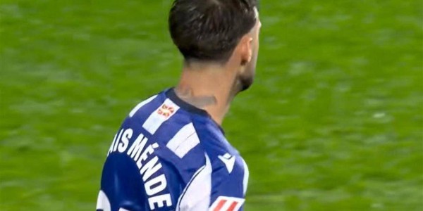 终结11连胜！西甲爆冷门：巴萨1-2皇家社会，皇马机遇来了：落后1分