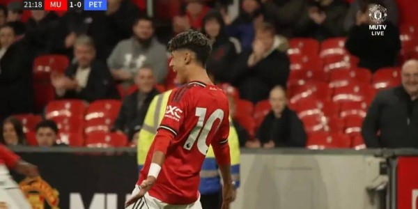 曼联小梅西老特拉福德首次破门！踢得像内马尔，弗爵与之一起看球